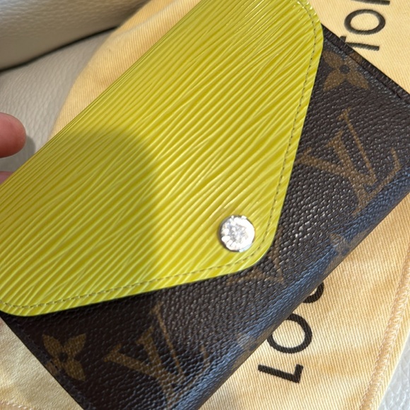 LV Marie-Lou Compact Wallet Pistache
new condition. No tags. Authentic. - Picture 7 of 17
